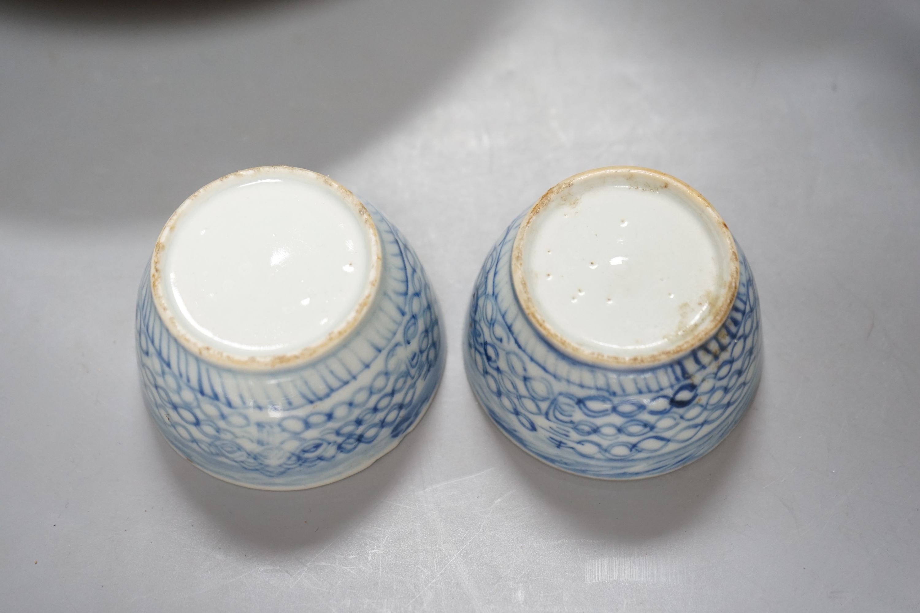 A Chinese blue and white kamcheng, 22.5 cm wide, various dishes and cups